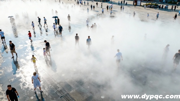 旱喷广场在夏日午后开启雾森模式