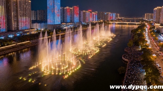 城市音乐喷泉表演吸引大量市民游客