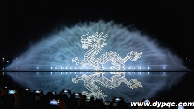 扇形水幕上投影着粗线条勾勒的中国龙